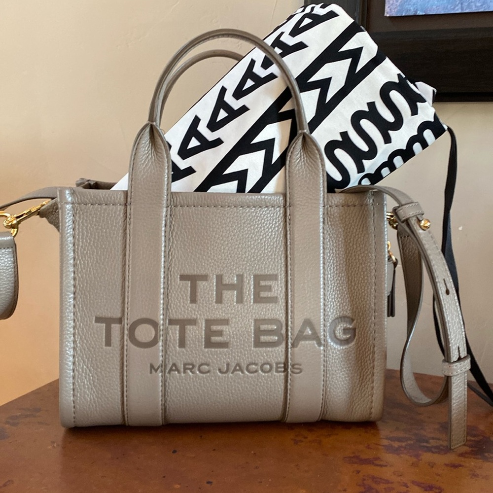 Authentic Marc Jacobs The Tote Bag size small leather
